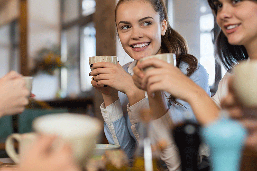 Tina Tschage Background Frauen beim Kaffee
